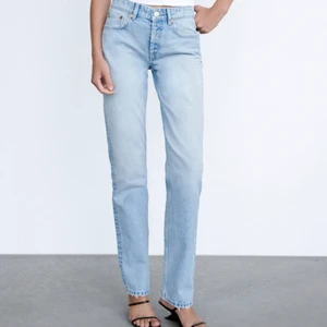 midrise straight jeans - zara jeans som inte passar, jättefina och går en bit under naveln på mig, kan ej visa dem på dem inte sitter snyggt på mig! de är slutsålda i denna storlek!! aldrig använt dem :)