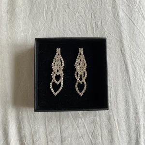 Droppade strass örhängen  - Droppade strass örhängen, använt 2 gånger 