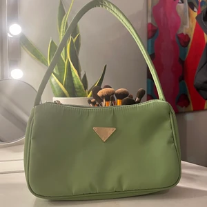 Grön axelväska - Superfin väska på alla sätt!! 🌱  ▪️ Väldigt bra skick, endast använd några enstaka gånger  ▪️Köparen står för eventuell frakt ▪️Kan mötas upp i Varbergs kommun ▪️Betalning funkar bra via swish