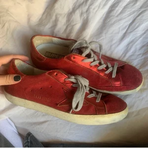 Golden goose skor - Säljer mina så häftiga röda golden goose. De är verkligen super coola men tyvärr är de för stora för mig:( Köpt på mathilde i pk huset för ungefär 3000 kr. Dustbag medkommer😊💕
