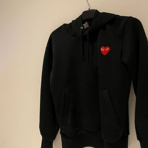 Cdg hoodie - Storlek s, köpt från soleplus, ganska bra skick, ser slitage på sista bilden. Pris går o diskutera!