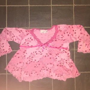 Baby tee - Baby tee i fint mönster! Väldigt croppad men snygg å ha på sommaren. Storleken är 110-116