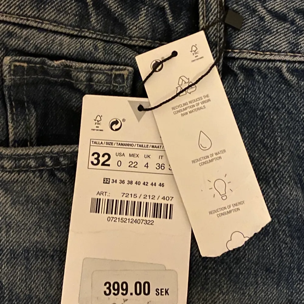 säljer dessa fina jeans för kommer inte få användning av dom. Aldrig använda och köpta för 399.. Jeans & Byxor.