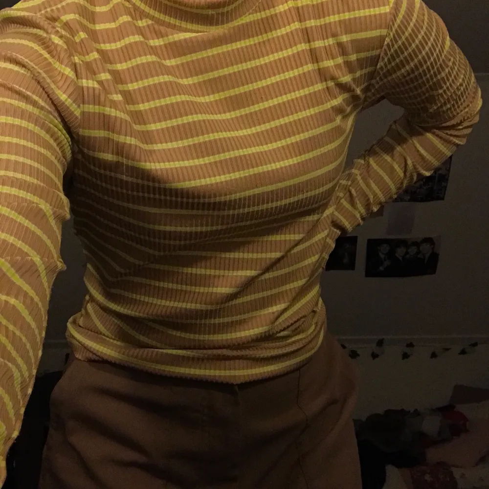 en gul/grön och beige randig tröja som är köpt på plick för ett tag sedan. säljer den pga aldrig använd. den gula/gröna färgen är mer åt neonhållet. storleken är L men den sitter bra på mig som är S.. Toppar.