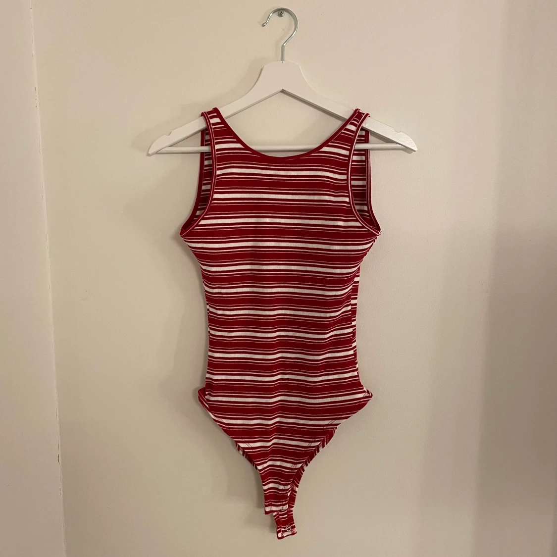 Randig bodysuit med öppen rygg - 91