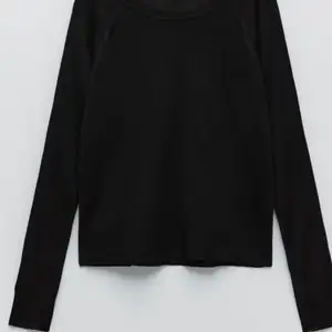 Säljer denna svarta tröjan från Zara i S. Aldrig använd så i nyskick💕💕 80 + frakt, men kan tänka mig gå ner i pris!!