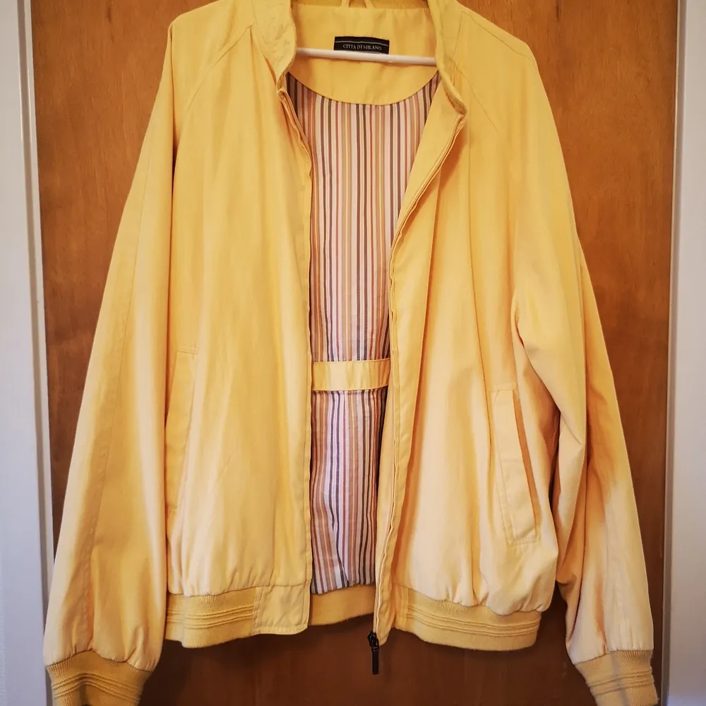 This jacket is really soft and well made. Would be great as spring is coming up. Does not have a size, it fits me (36/38) oversized. . Jackor.