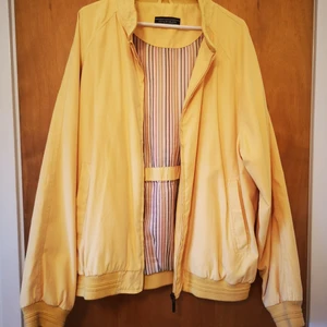 Yellow jacket - This jacket is really soft and well made. Would be great as spring is coming up. Does not have a size, it fits me (36/38) oversized. 