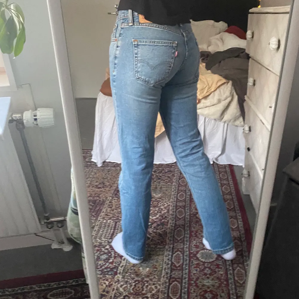 Säljer dessa levis jeans i bra skick! Passar bra på mig som är ca 168 cm😇 Köpta för ca 2 år sedan! köparen betalar frakt 😊. Farkut & Housut.