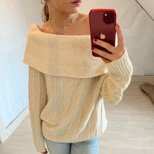 HM stickad tröja - Intressekoll på min skitsnygga tröja från H&M! Passar till typ allt, storlek S! 