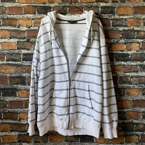 Randig vit hoodie - En snygg y2k hoodie i fint skick. Storlek XL men passar som L. För stor för mig därav säljes. För fler bilder eller mått kontakta mig 👋 