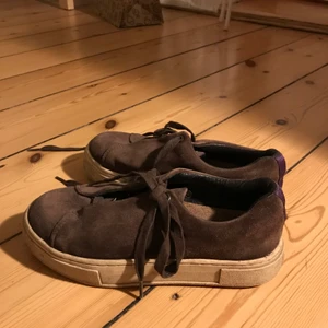 Eytys Doja  - Eytys Doja i brun suede storlek 38. Använt skick