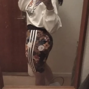 Adidas - Helt nya adidas tajta kort modell super snygga och sköna