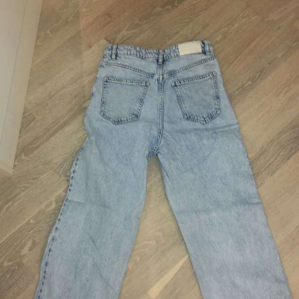 Ett par Fresh washed straight jeans i storlek 164 från Lindex. Säljs pga att dem inte passar längre💗Orginal pris 650 säljs för 200 inklusive frakt😉. Jeans & Byxor.