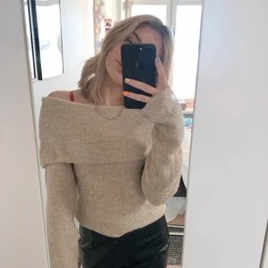Stickad tröja - Beige stickad tröja strl xs från BikBok. Funkar både som ofshoulder eller inte. Väldigt stretchig, mjuk och skön nu under vintern. Nypris 400. Gott skick och använd fåtal gånger.💞