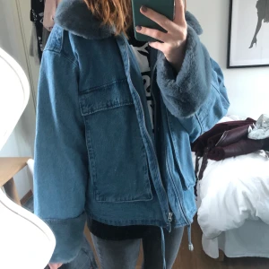 Jacka - Jätte snygg jeans jacka med päls från hm. Slutsåld. Storlek xs/s men skulle säga att den passar större också. Den är fodrad och använd 1 gång. Nypris 500