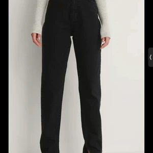 Jeans med slits längst ner för 200kr - Ett par jeans med slits längst ner för 200kr