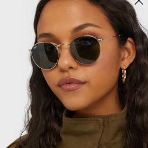 Solglasögon  - Ett par helt nya RayBan solglasögon. Säljer eftersom jag aldrig använder dem. 