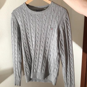 Tröja  - En grå gant tröja som är perfekt att ha över till exempel en skjorta. Använd fåtal gånger så i bra skick, skriv för flera bilder. Hör av er vid intresse! Kramis 🦋🤎 buda i kommentarerna 