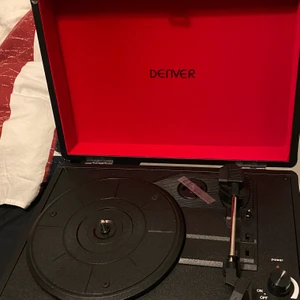 Skivspelare Denver Velvet Red - Köpte den för 1000:- men den har som man kan se på 2:a bilden lite skador så därav blir den billigare:) jättefin skivspelare men kommer tyvärr inte till andvänding längre :/ lägg gärna bud!