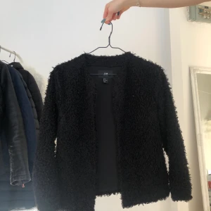 Fakepäls kofta  - Fake ”päls” kofta, tun i materialet och trekvartslånga armar. Har inga knappar så därav går ej att stänga. Använd fåtal gånger. Säljes pga flytt. Frakt tillkommer 🚚