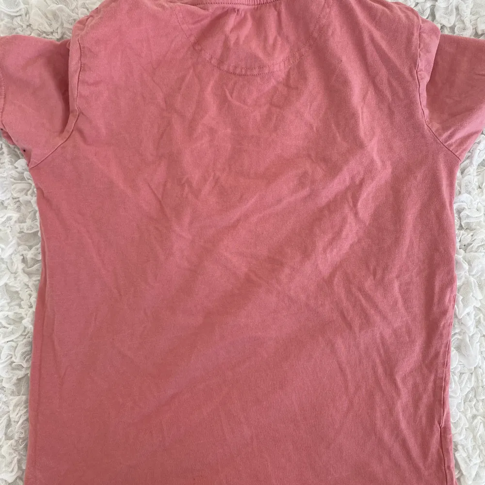 En lyle and scott tröja från kidsbrandstore i bra skick. Köptes för 269 kr och nu säljs för 70 kronor. Den är skön fin färg och stilig.. T-shirts.