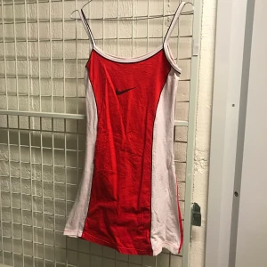 Nike klänning  - Skaterklänning med Nike logga. Xs-s. Bomullstrikå. Buda i kommentarerna. Startar på 100kr och avslutas på torsdag kl 17:00 <3