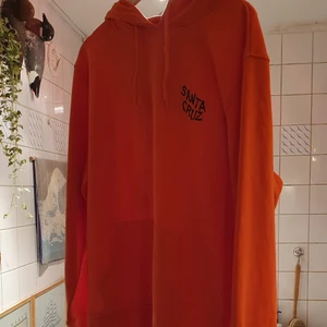 SANTA CRUZ  hoodie tröja  - En vintage orange hoodie tröja I  mycket bra skick och användade cirka 4 dager passar S_L beror på hur man vill ha på sig  och sitter som över size. Passar till båda kön. Finns fler bilder och bud i kommenterna inclusiv frakt.Köp direct 529