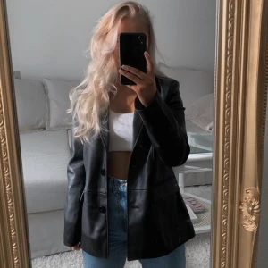 Leather blazer  - Blazer/jacka från Bershka, nyligen köpt & aldrig använd 🖤 Buda gärna i kommentarsfältet! Högsta bud: 500 inkl frakt 🖤 Budgiving tills imorgon 18/2 kl 17