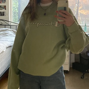 Champion tröja - Säljer nu min tröja från champion som jag inte fått någon användning av. Mysig och snyggt oversized på mig som är S! Buda i kommentarerna, avslutas på fredag!💖