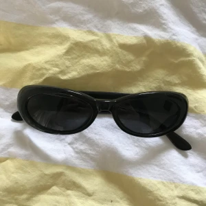 Solglasögon  - Snygga runda solglasögon i Y2K stil, med glittriga fjärilar på bågarna 💘✨🦋 Sååå snygga, i fint skick, använda men inte trasiga eller slitna. Köpta secondhand men säljes pga har för mycket solglasögon som inte används 😭