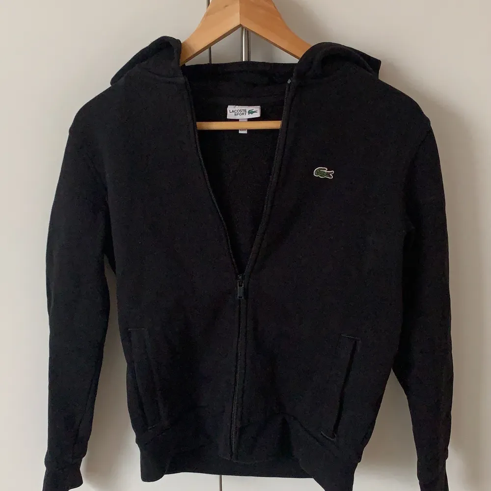 Snygg zipup hoodie från Lacoste. Skulle säga att det är en XS. Tröjor & Koftor.