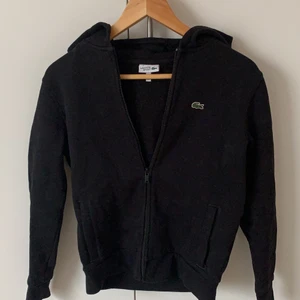 Zip-up hoodie - Snygg zipup hoodie från Lacoste. Skulle säga att det är en XS