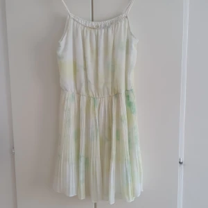 Batik mönstrad klänning - Fina neon färger