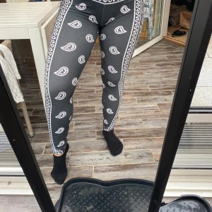 Tights från jfr  - jättefina tights från jFR, passar mig som är storlek m. Köp direkt för 30kr.  Kan mötas upp i Helsingbor/ Båstad men även frakta. Köparen står för frakten då och endast swich🤎