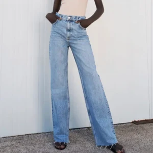 Zara full lenght jeans - Helt nya dom är endast använda en gång så verkligen som nya. Säljer då jag har för många blåa vida jeans så dom kommer inte till användning. Dom är nästan lite för långa på mig som är 174 så passar ngn som är mig och längre eller om man vill klippa dom 💞 Frakt 📦: 66kr (spårbar) 