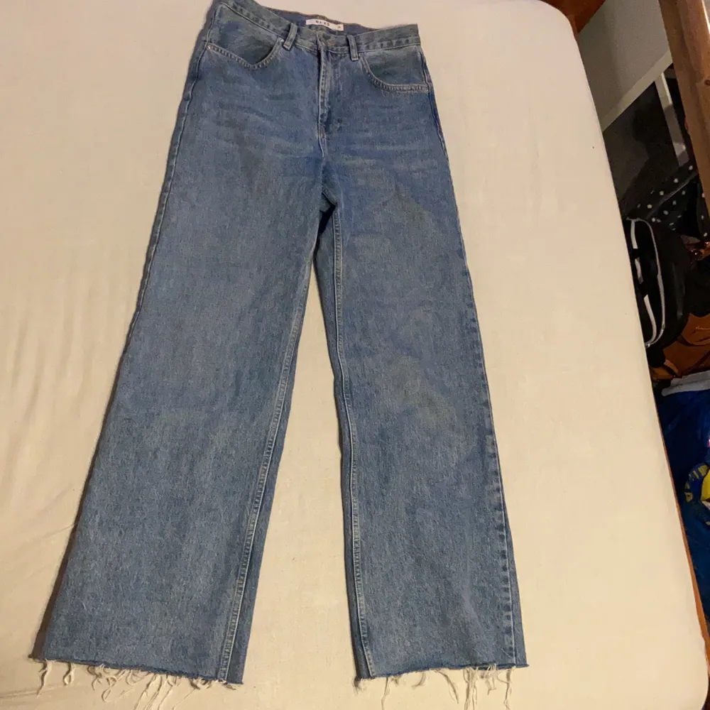 Säljer dessa snygga, oanvända byxor från NAKD i storlek 38, köparen står för frakten 😊. Jeans & Byxor.