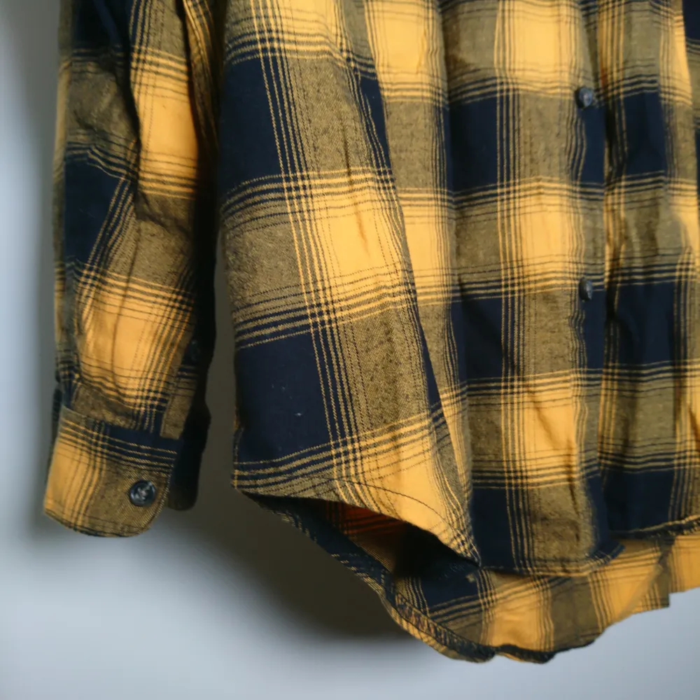 En lite längre och varmare skjorta, endast använd ett par gånger så i princip nyskick🌻. Skjortor.