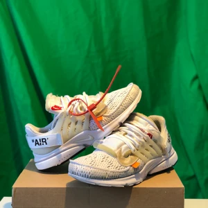 Nike Presto Off White (white) - Nike Presto Off White (white) Pris: 4050kr (fri frakt) Skick: 6/10 EU 41 US 8 All OG medföljer och kvitto från sneakersnstuff och plugmeplease  FRI FRAKT! Eller meet up i Stockholm Skriv för köp, bud, mer bilder eller frågor osv