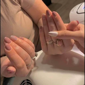 M - Hej ! Ni är välkomna hos mig för att göra naglar ❤️ Allt kostar 200 kr ❤️ @naglar #nails #sweden #sverige 