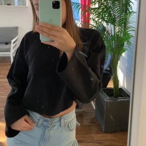 Tröja - Svart croppad sweatshirt från Zara! Storlek S 🤎 aldrig använd och prislapp finns kvar 🤍