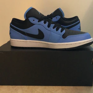 Jordan 1’s - Ett par helt nya Jordan 1 low’s i färgen University blue black/black. Buda med minst 50kr högre än de förra budet. Frakten står köparen för själv(99kr) .