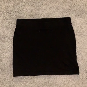 Snygg svart kjol från h&m - Snygg o trendig kjol från H&M! Kjolen är i fint och bra skick och säljs p.g.a växt ur den!