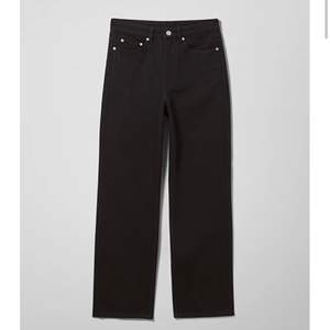 Säljer ett par raka svarta jeans från Weekday i modellen Rowe 🖤 säljer då de är för stora för mig :) knappt använda.