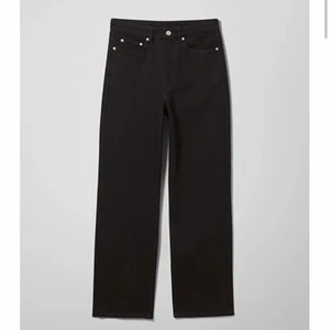 Svarta raka jeans 🖤🖤🖤 - Säljer ett par raka svarta jeans från Weekday i modellen Rowe 🖤 säljer då de är för stora för mig :) knappt använda.