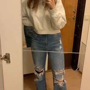 Zara jeans - Säljer jeans, som vanligt slutsålda❤️ Köp direkt för 220 eller lägg eget bud