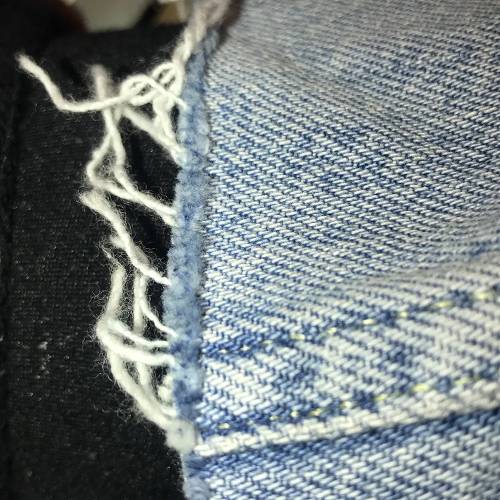 Fina ljus blåa jeans, i wide fit, har distressed look vid nedre delen. sitter bra i midjan och rumpan. pris kan alltid diskuteras!. Jeans & Byxor.