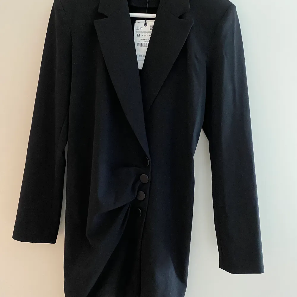 Helt ny blazer dress (kavajklänning) från Zara, i storlek M! Aldrig använd, prislappen hänger kvar. Nypris 559kr, mitt pris 299kr. ✨. Klänningar.
