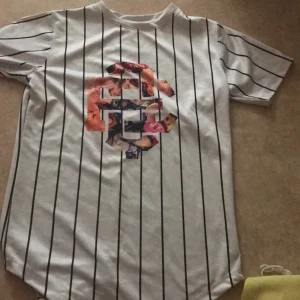 T-shirt - Säljer denna tshirten för att jag sldrig använt den och kommer antagligen inte heller använda den. kan hämtas upp i vänersborg/vargön/trollhättan snnars står köparen för frakt!