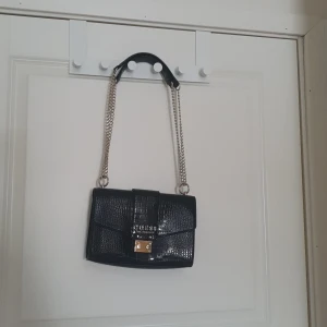 Guess väska svart - Helt ny Guess väska. Knappt använd. 